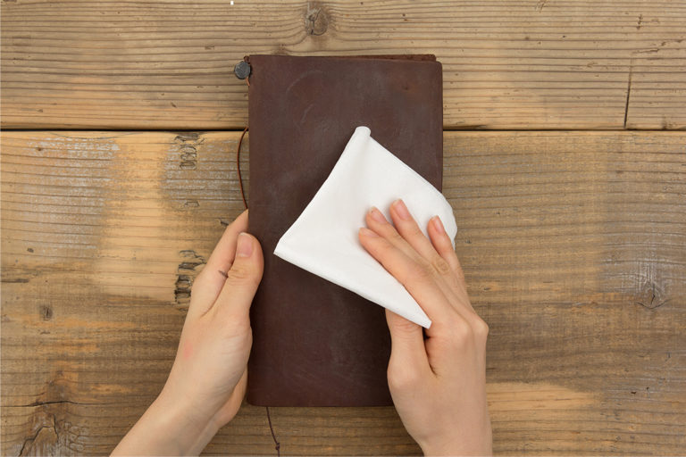 How to maintain the leather cover on your TRAVELER'S notebook ...