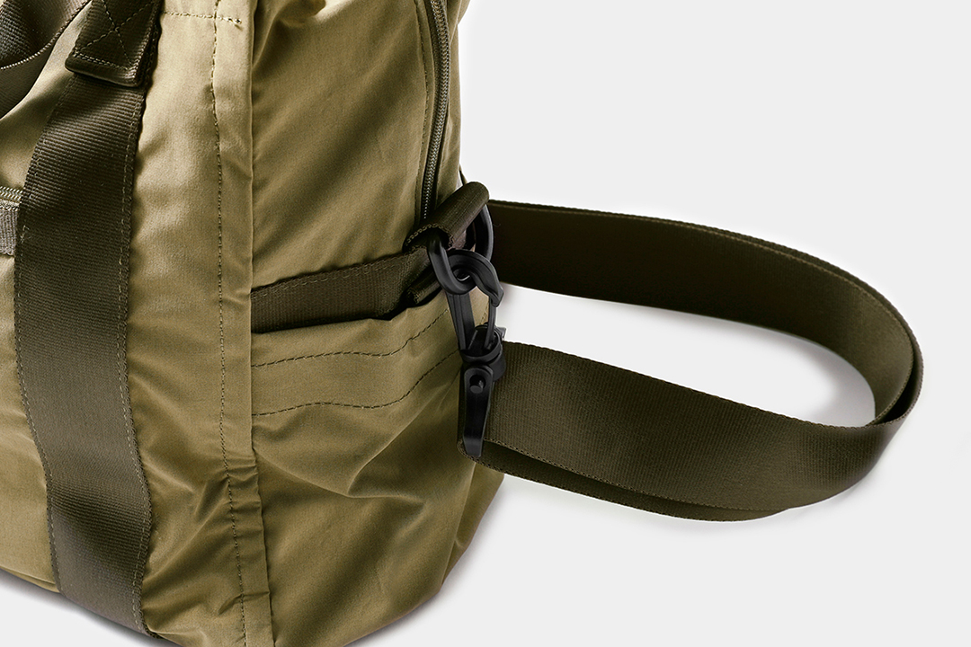 You can carry the Boston Bag on your shoulder using the detachable shoulder strap.