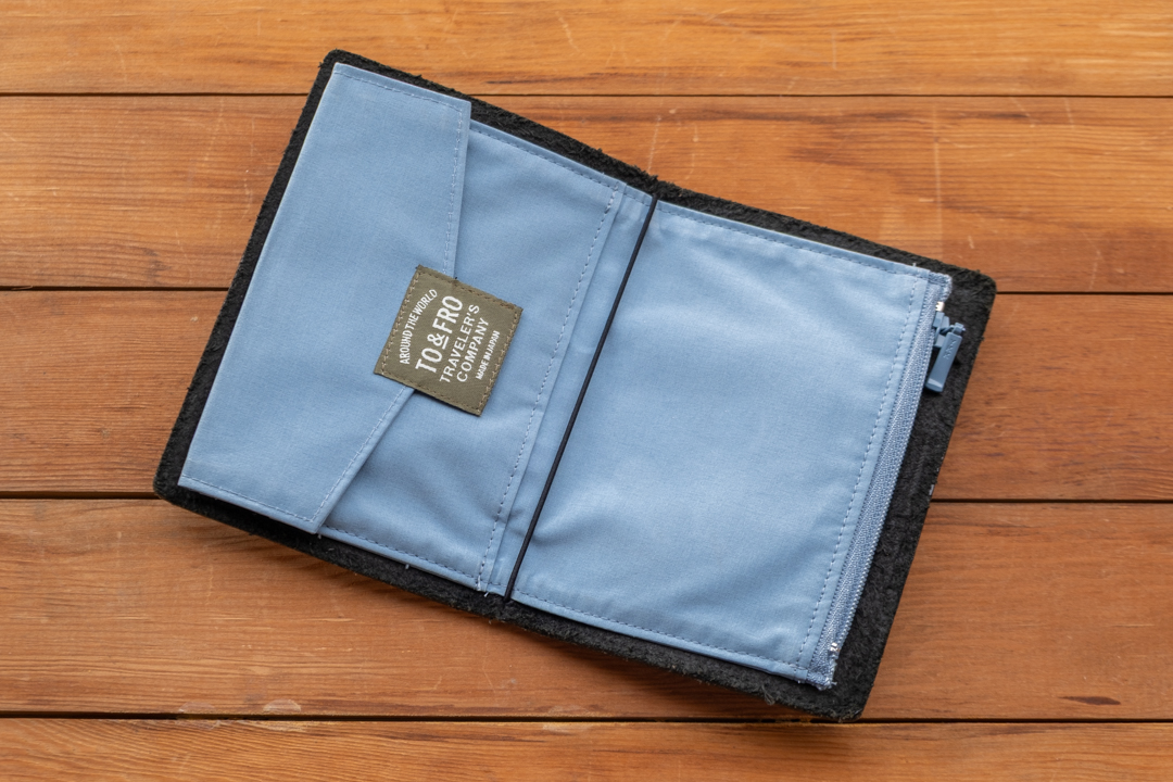 TO&FRO TRAVELER'S notebook Zipper Case Passport Size in blue.