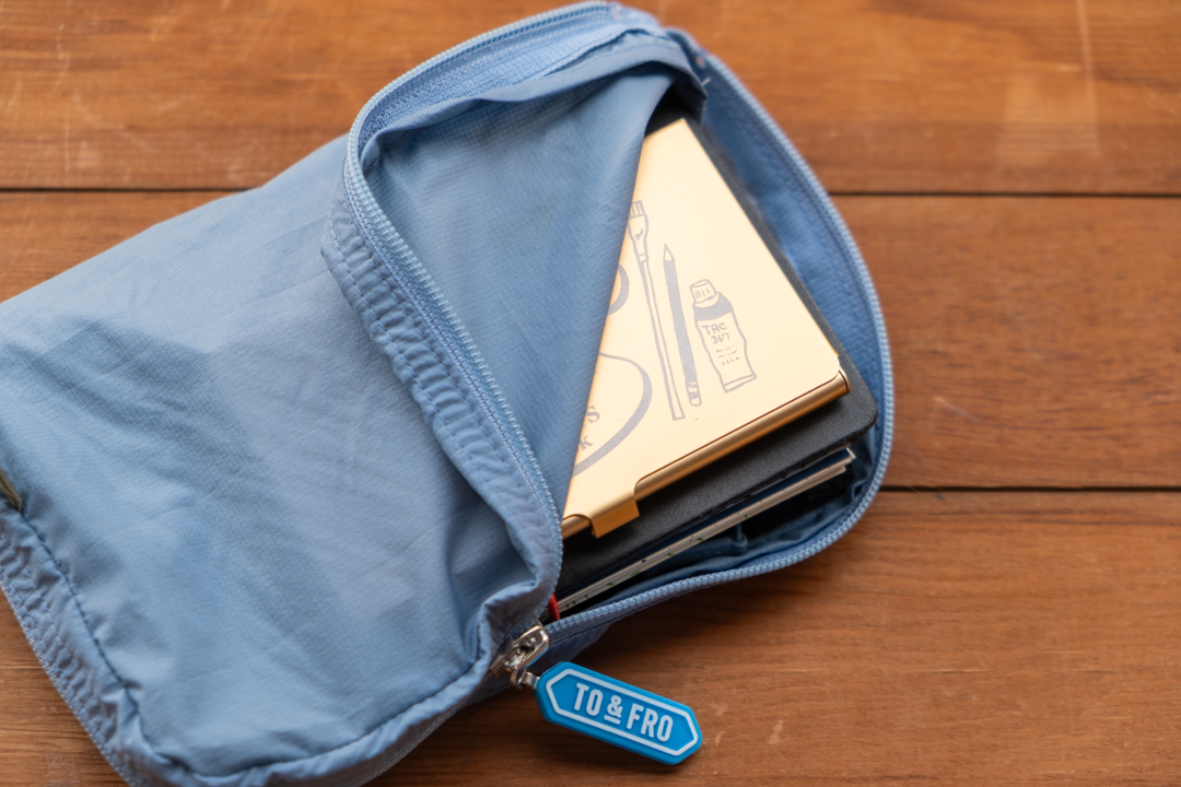 A TO&FRO TRAVELER'S notebook Organizer holding a TRAVELER'S notebook and a TRAVEL & SKETCH Pocket Palette.