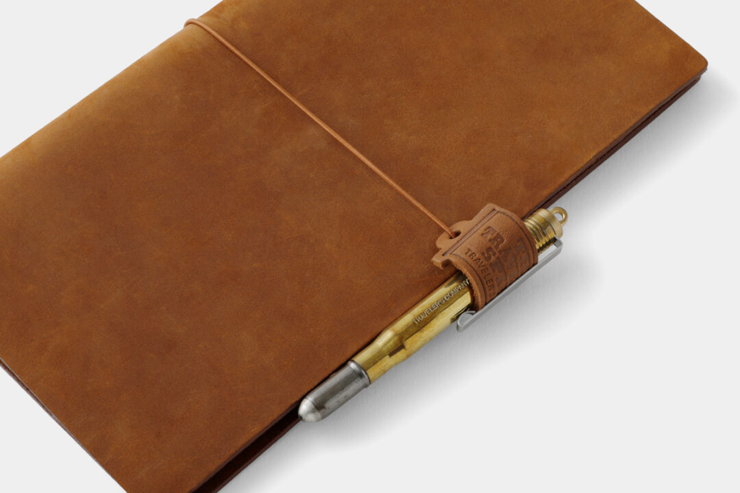 Using the 2026 DIARY Leather tag as a pen holder for the TRAVELER'S notebook.