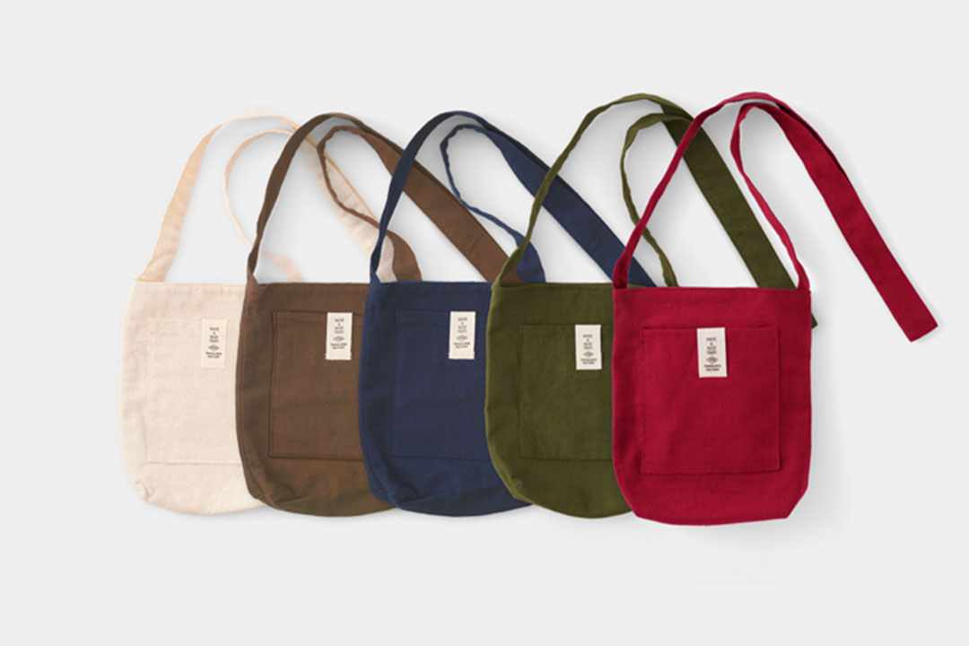 Five colors of a TF sacoche: natural, brown, navy, olive, and red.