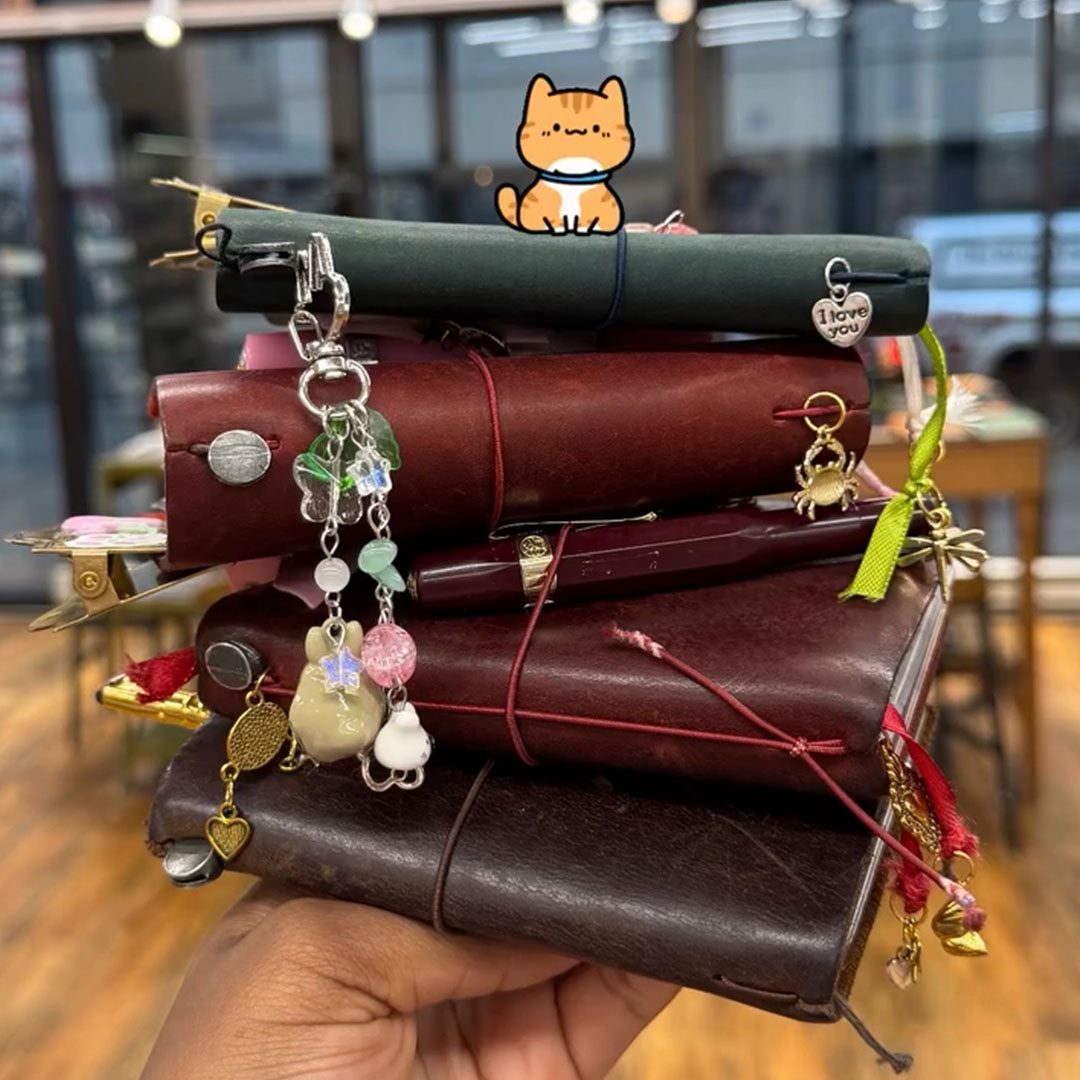TRAVELER'S notebook fans brought their customized TRAVELER'S notebooks with beautiful charms.
