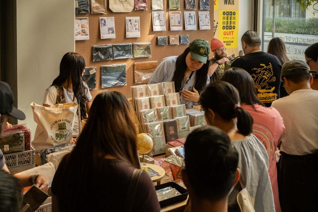The pop-up drew an enthusiastic crowd of stationery lovers and TRAVELER'S notebook fans eager to explore the TRAVELER'S FACTORY experience.