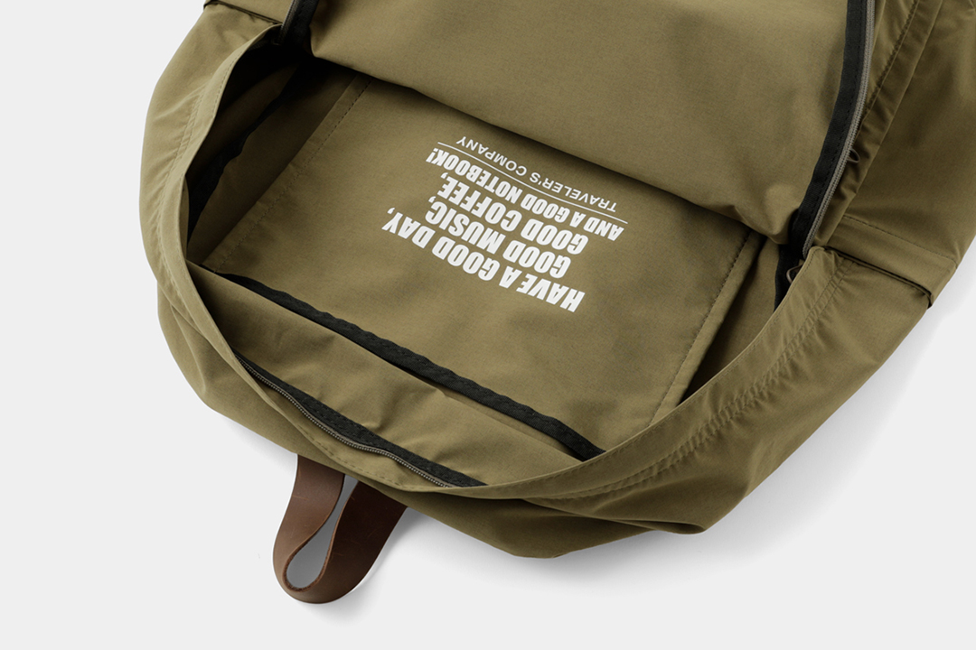 The inner pocket, which is convenient for storing small items, features a TRAVELER’S COMPANY print design.