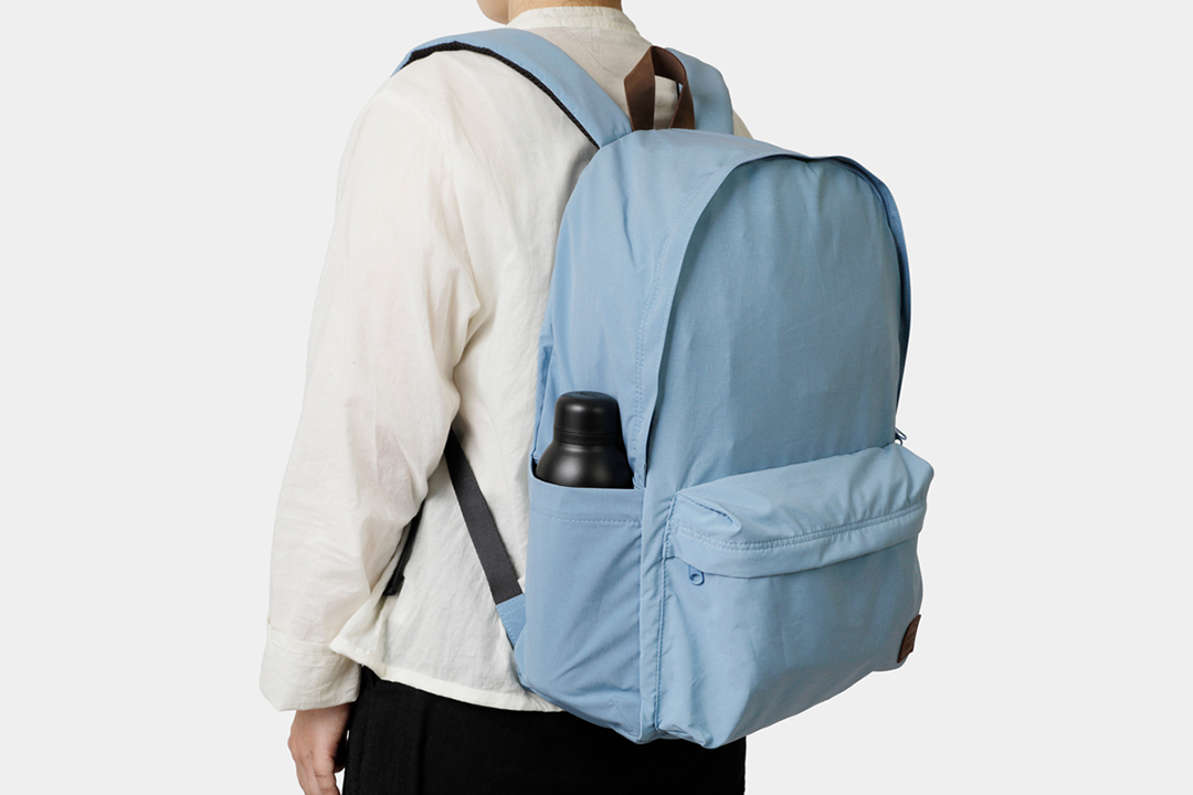 The shoulder straps are equipped with padding and a mesh lining to reduce strain on the shoulders.