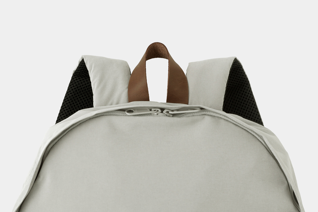 The top loop is an original design made from the leather used for TRAVELER’S notebooks.