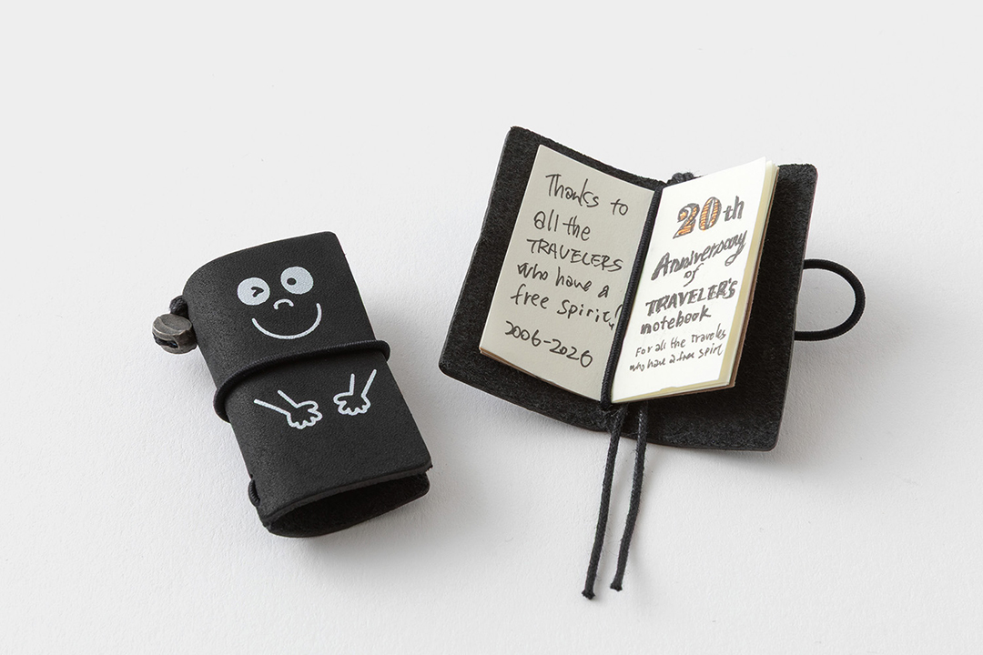 writing in TRAVELER’S notebook Baby Black.