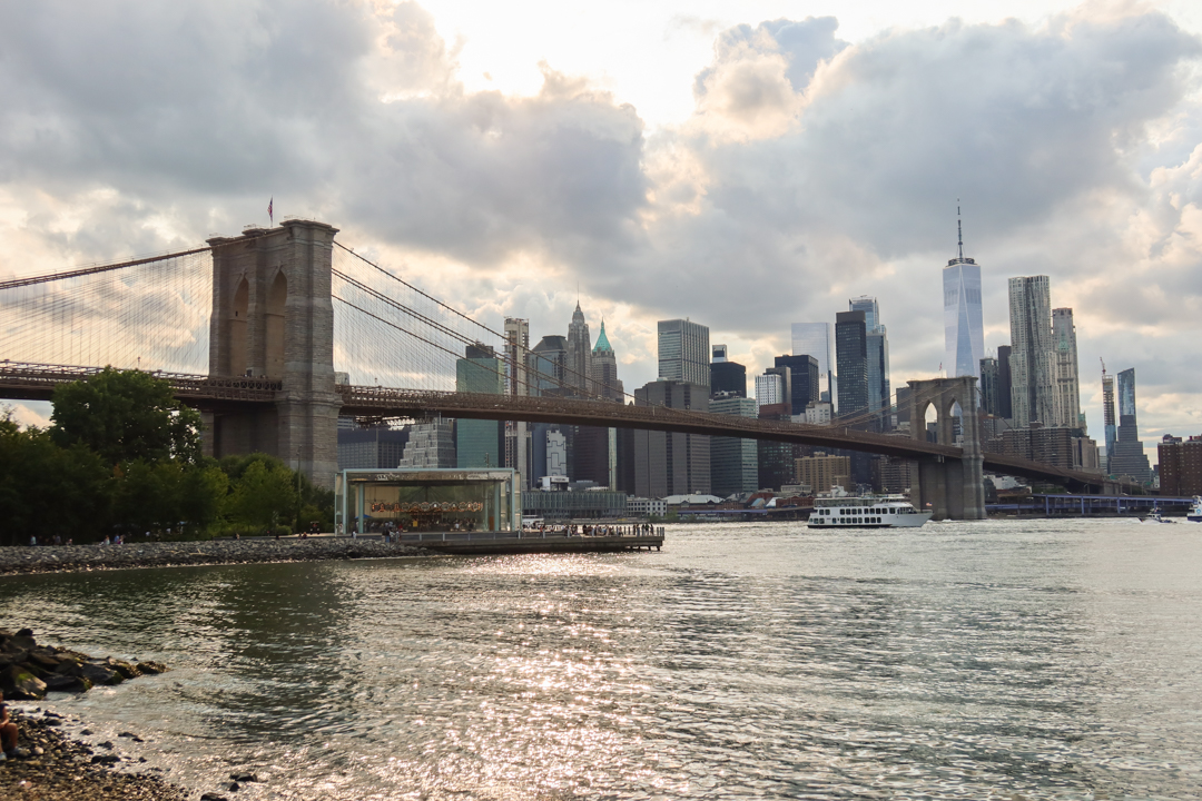 The view of Brooklyn bridge against Manhattan skyline.