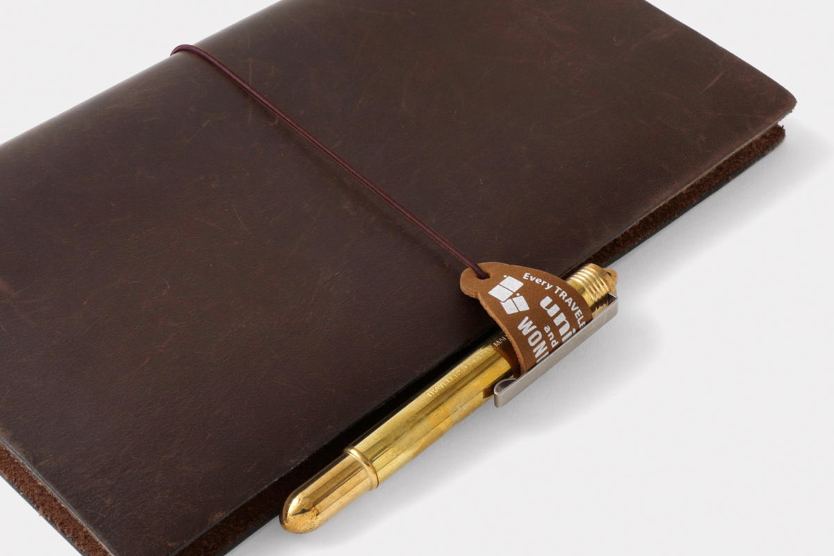 Using the 2027 DIARY Leather tag as a pen holder for the TRAVELER'S notebook.
