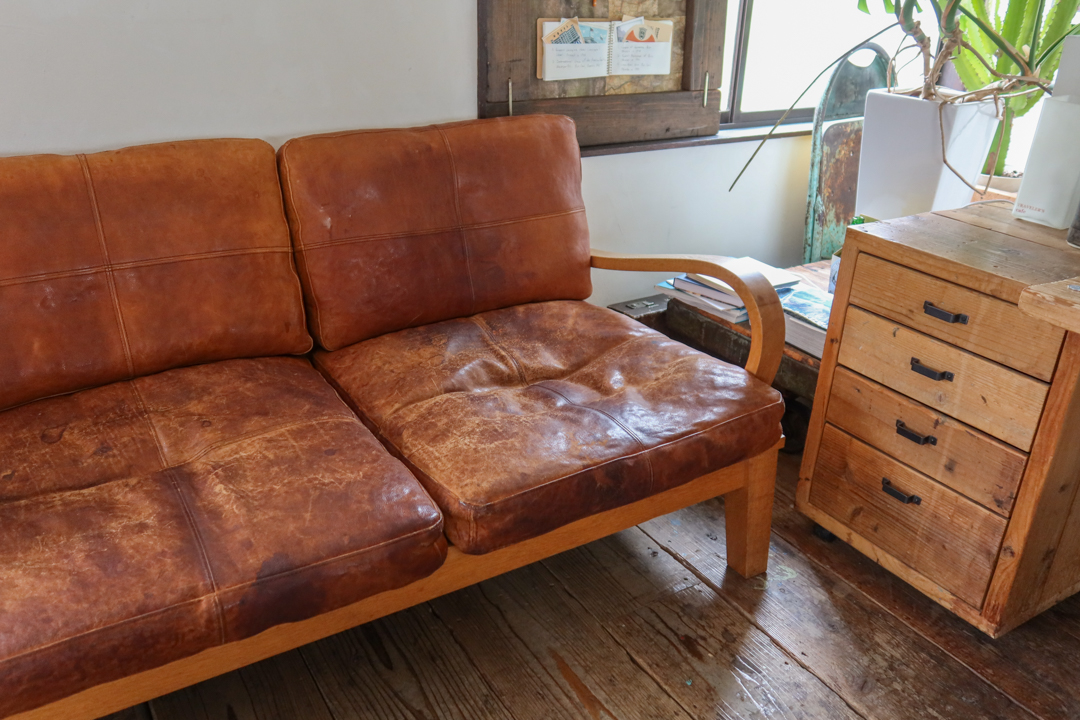 The leather sofa with patina at the second floor of TRAVELER'S FACTORY Nakameguro.